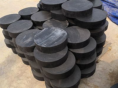 清远板式橡胶支座由若干层橡胶片与薄钢板经加压硫化
